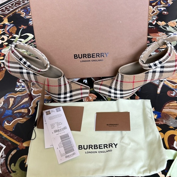 NWT Burberry booties size 37 - Picture 1 of 6